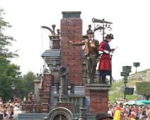 125_2549_E Disney Parade - Zou dat Mary Poppins zijn op dat dak?