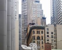 S02_4297 Kunst en gebouwen uit een vroegere eeuw verschuilen zich achter de moderne nieuwbouw rond Wall Street