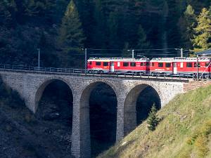 Bernina Express De Bernina Express loopt over de Bernina Pas en verbindt Sankt Moritz met Tiruna in Italiaans Lombardije. De route is...