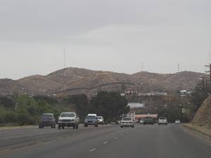 Nogales Een van de belangrijke grensovergangen tussen Mexico en de VS. De Border Patrol is niet veraf.