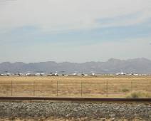 116_1692_N Ook vliegtuigen worden oud of maatschappijen gaan bankroet. Her en der in Arizona en New Mexico staan er vliegvelden vol militaire en burgervliegtuigen .