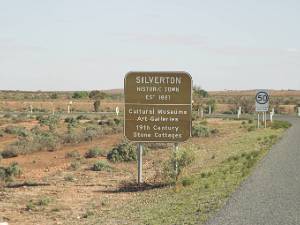 Silverton Voor Broken Hill bestond Silverton als een mijn en Wild West stadje. Hippies trachten het terug leven in te blazen.