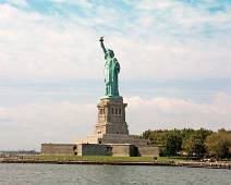 100_1988_F Lady Liberty op haar stenen zuil