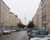 S03_0775 Strelitzer Strasse - Vanaf hier was de straat Oost-Duits. Op de achtergrond de TV-toren, een symbool van de DDR.