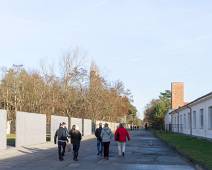 S03_0715 Lopen tussen de kampmuur en de Kommandatur, nu deel van de Politieschool van Brandenburg.
