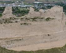 T00_3531 Saddle Rock - lang geleden is er een zondvloed geweest. De witte band is klei. De stad Scotts Bluff/Gering loopt echt tot tegen de grenzen van het monument.