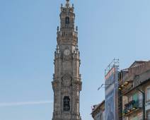 P1010348 Deze schitterende toren uit granieten stenen kan je als toerist gemakkelijk terugvinden aan het westelijke uiteinde van de kerk “Igreja dos Clérigos”.