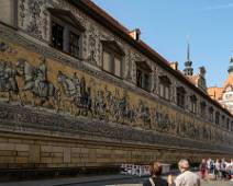 P1060064 De beroemde unieke muurschildering vormt de Optocht van Prinsen, een 102 meter lange parade die de heersers van het Huis van Wettin die afschildert