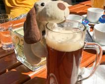 IMG_5539 Na een wandeling krijgt Sloefie steeds een biertje van de lokale brouwer.