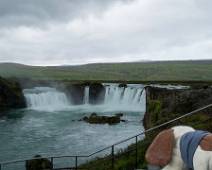 P1070326-Edit Sloefie krijgt als eerste zijn foto met de Godafoss, een van de grotere watervallen